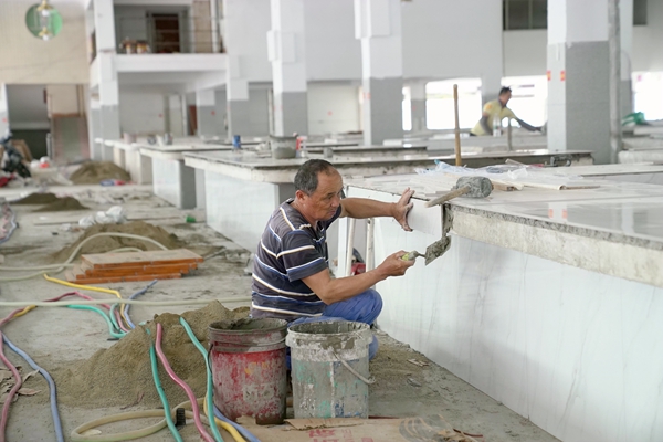 工人正在施工。