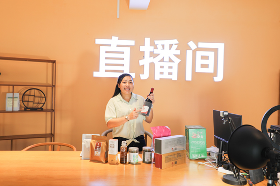 凌云縣下甲鎮(zhèn)平懷村村民張桂林正在直播間介紹凌云特色產(chǎn)品。周俊位攝