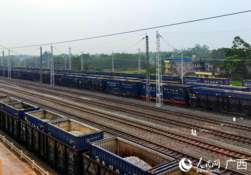 馬皇站完成第一階段站改施工的站場接入列車。