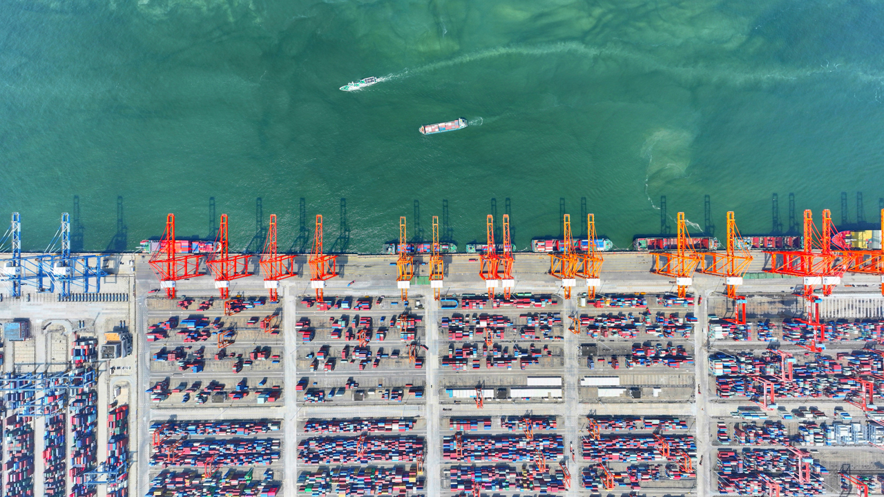 俯瞰廣西北部灣港欽州自動(dòng)化集裝箱碼頭。人民網(wǎng) 付華周攝