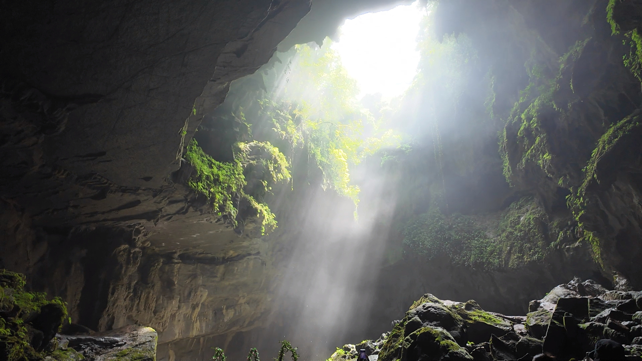 金鐘山“天窗”。人民網(wǎng) 雷琦竣攝