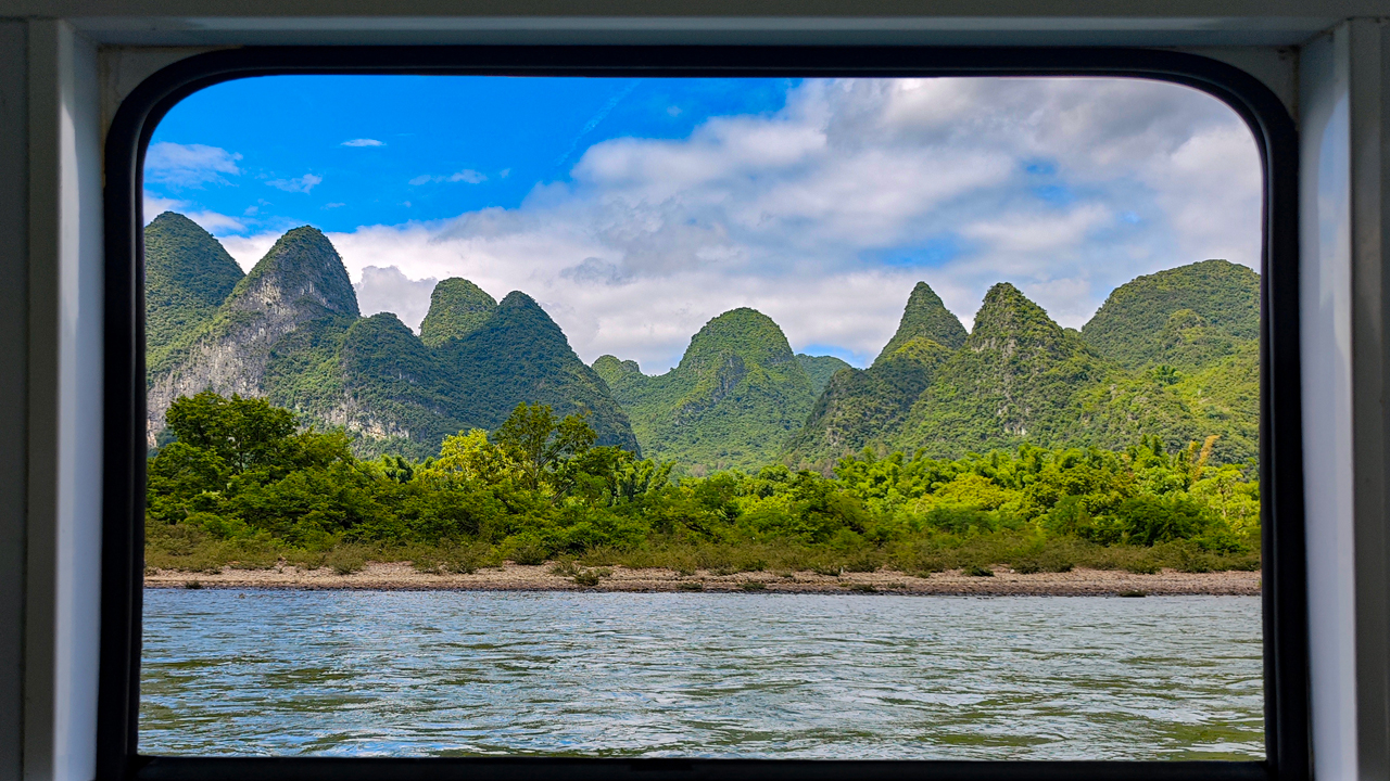 窗外的桂林山水。人民網(wǎng) 雷琦竣攝