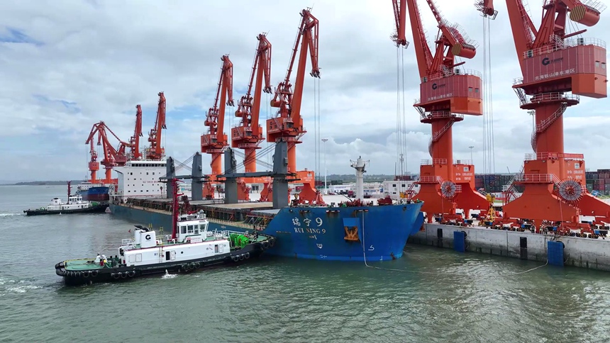 7月23日，玉林海港碼頭迎來首艘外輪靠泊。