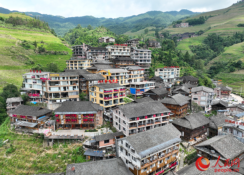 大寨村的傳統(tǒng)木樓改造升級為精品民宿。人民網(wǎng) 梁章暉攝