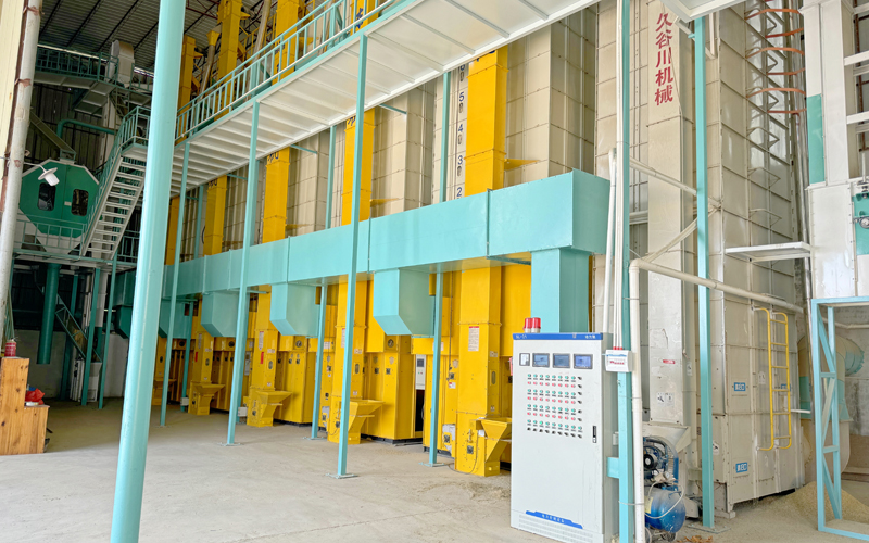 平桂區(qū)福稻天下糧食產(chǎn)業(yè)示范區(qū)的烘干車(chē)間里，烘干設(shè)備正滿負(fù)荷運(yùn)行。