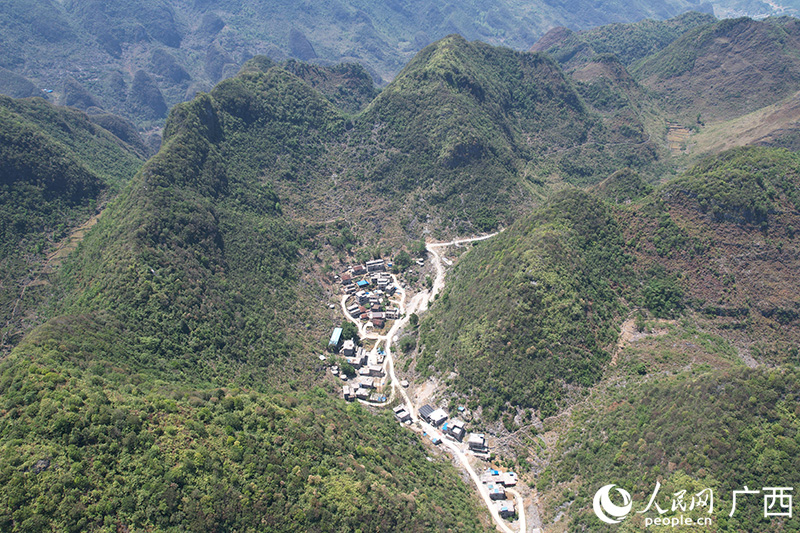 大石山區(qū)深處的弄恒屯。人民網(wǎng) 梁章暉攝