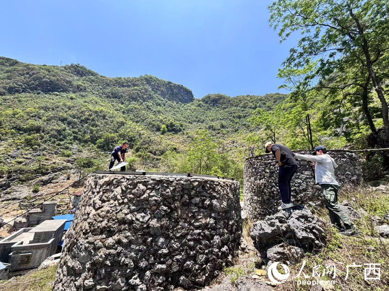 村民自行修建用來儲水的水柜。人民網(wǎng) 何寧攝