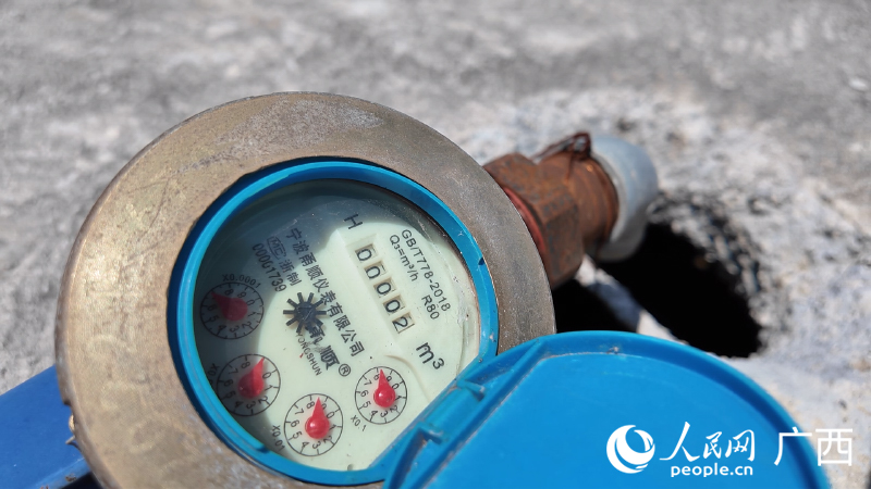 連接紅水河河水的水管，水表刻度停留在2m3。人民網(wǎng) 雷琦竣攝