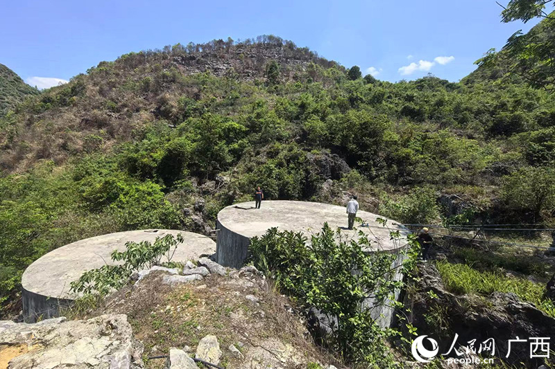 弄恒屯集中水柜矗立在烈日之下。人民網(wǎng)記者 覃心攝