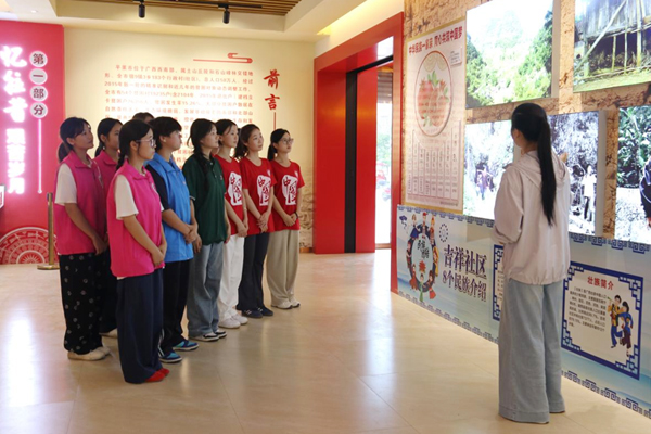 志愿者們參觀平果市吉祥社區(qū)感恩館。廣西幼師供圖