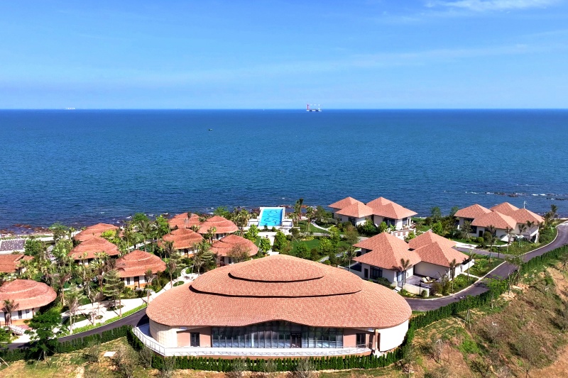 廣旅·防城港白沙灣國際康旅度假區(qū)首開區(qū)于2025年6月28日正式開業(yè)，有效豐富與提升了北欽防地區(qū)文旅業(yè)態(tài)品質。廣旅集團供圖