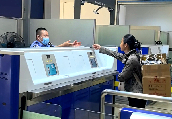 旅客經(jīng)旅檢通道快速通關(guān)。龐春妮攝
