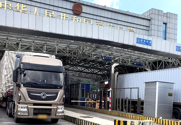 載滿貨物的貨車經(jīng)車檢通道快速通關(guān)。龐春妮攝