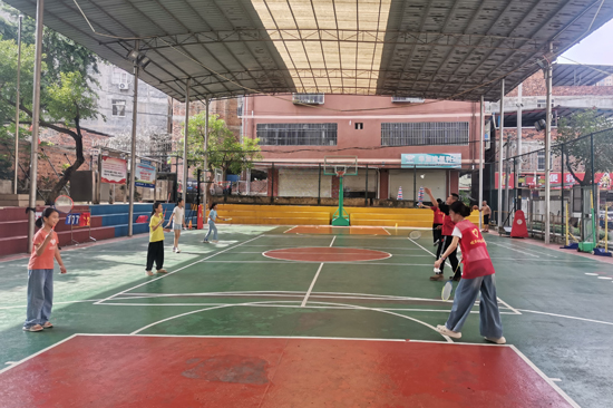 人大代表、大學生志愿者帶領孩子們打羽毛球
