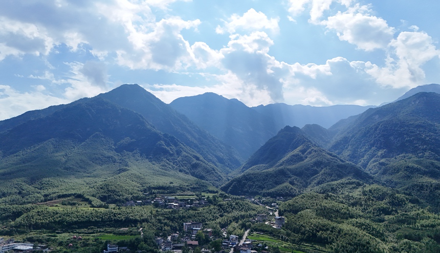 群山環(huán)繞的貓兒山。喬佳一攝