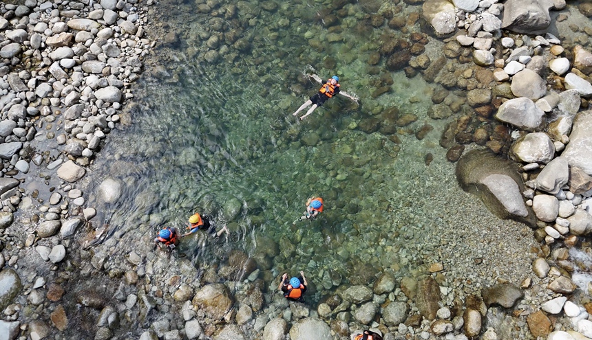 游客在“窩囊漂”中。主辦方供圖