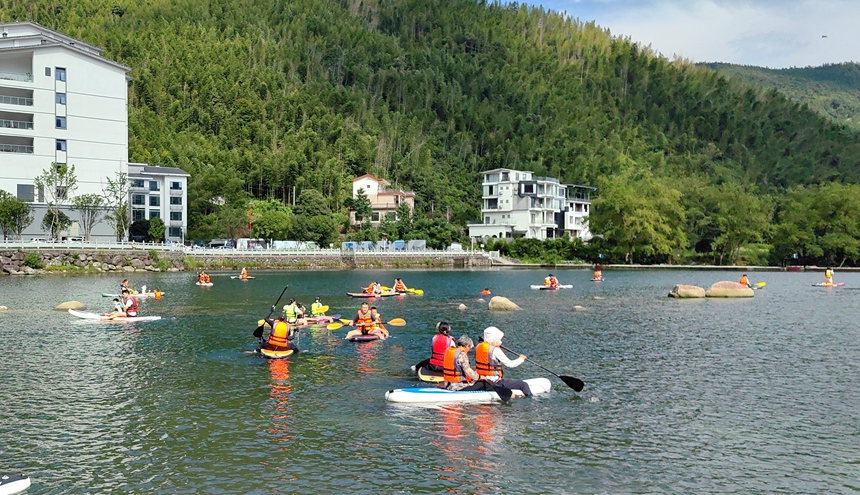 游客愜意體驗水上項目。喬佳一攝