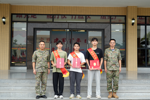 與會領導與軍校新生合影。