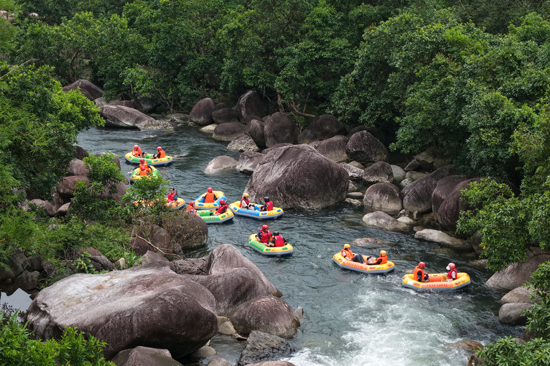 紅石谷漂流景區(qū)吸引眾多游客前來游玩