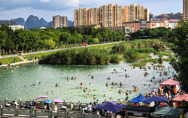 人們?cè)邶執(zhí)逗蛹{涼消暑