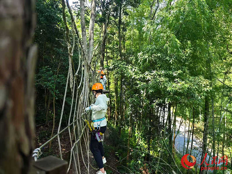 驚險(xiǎn)刺激的叢林穿越。人民網(wǎng) 雷琦竣攝