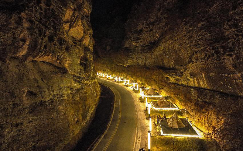 澗谷觀光露營(yíng)地兩側(cè)高崖聳立，巖壁如畫(huà)。桂林丹霞·八角寨景區(qū)供圖