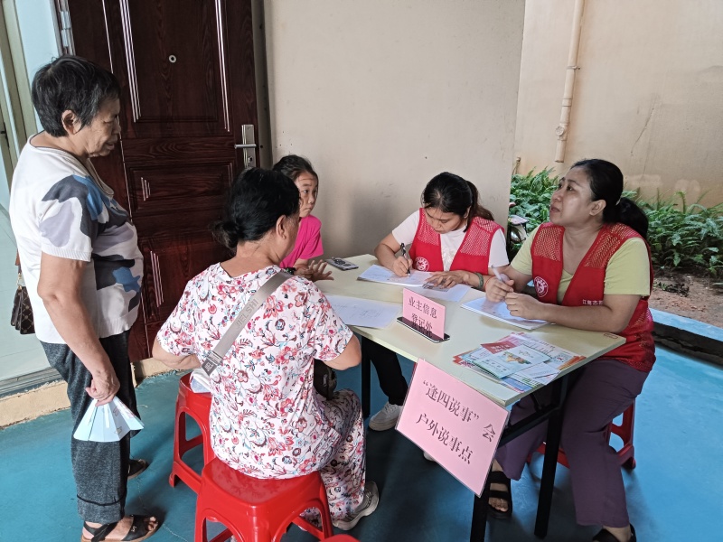 二橋西社區(qū)在富寧新興苑小區(qū)設“逢四說事”戶外說事點，收集居民意見建議。南寧市委統(tǒng)戰(zhàn)部供圖