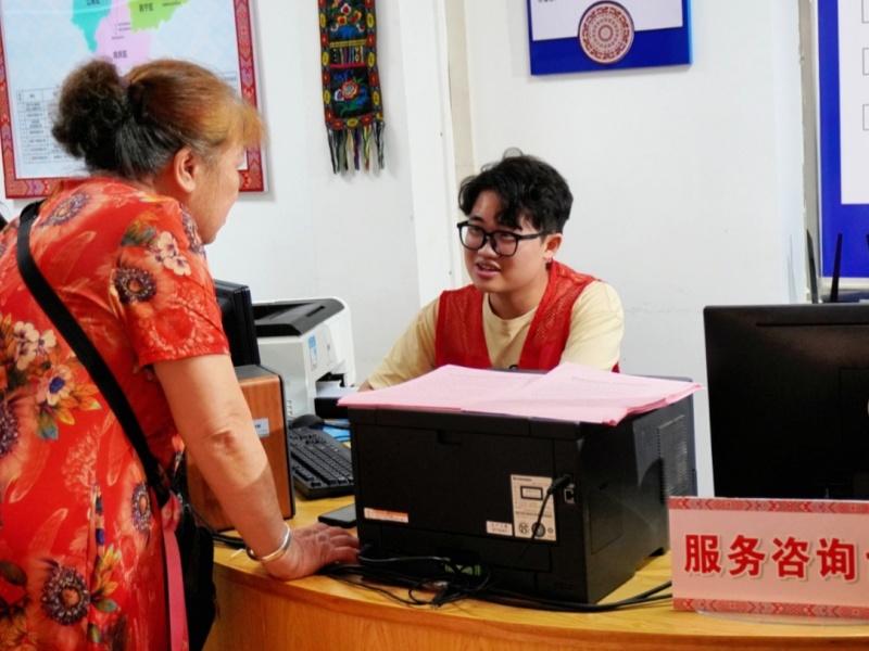 少數(shù)民族流動人員服務中心工作人員正在為群眾答疑解惑。趙可盈攝