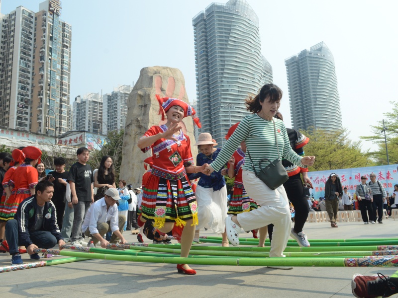 華強街道開展2025年“唱響三月三·同心向未來”暨民族團結進步宣傳月活動。南寧市委統(tǒng)戰(zhàn)部供圖