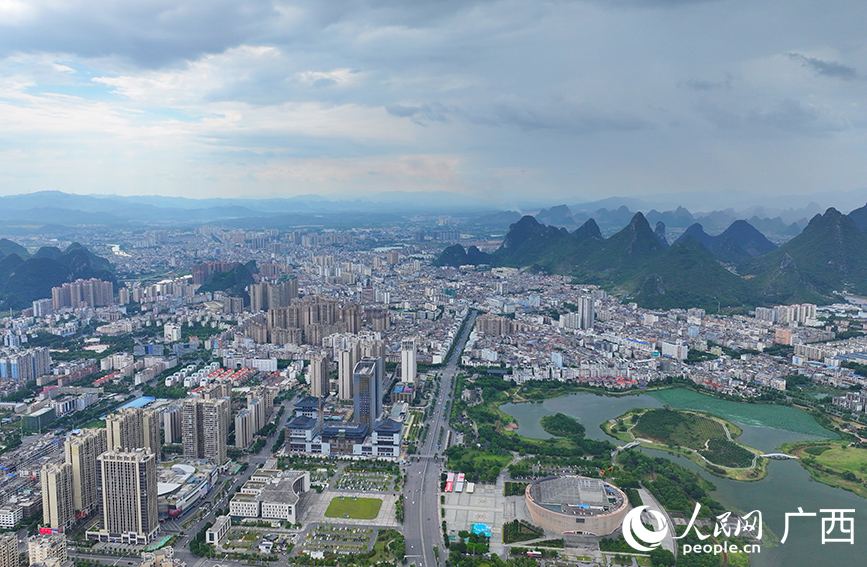 航拍賀州市區(qū)。人民網(wǎng) 付華周攝