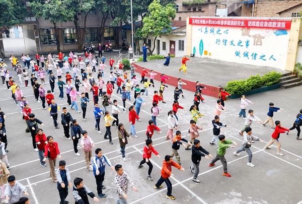 非遺代表性傳承人走進(jìn)玉州區(qū)州珮小學(xué)開(kāi)展武術(shù)功夫教學(xué)活動(dòng)