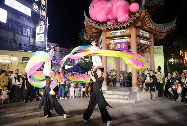 邀請(qǐng)非遺代表性傳承人在玉林十字街開(kāi)展木偶戲展演