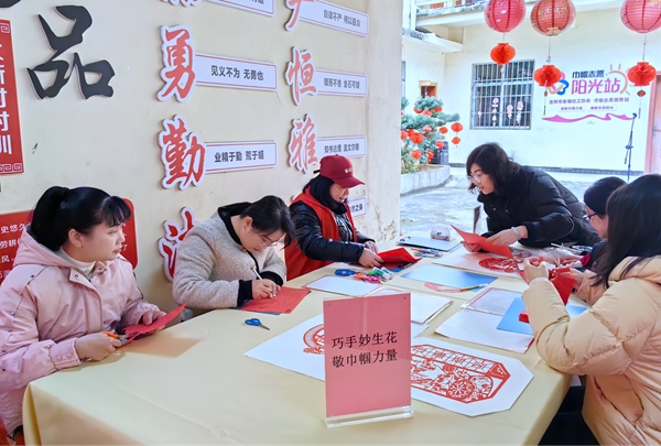 大新社區(qū)在社區(qū)文化傳承館開(kāi)展非遺剪紙活動(dòng)