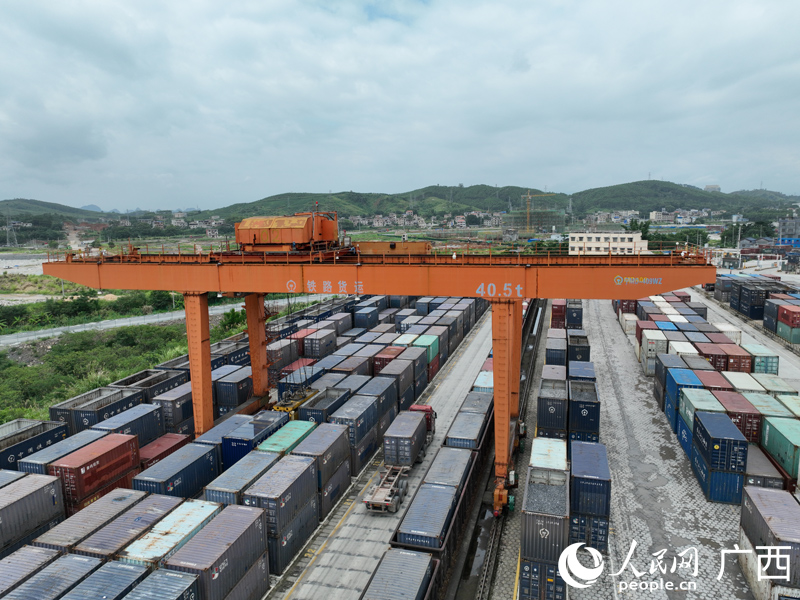 貨場(chǎng)內(nèi)龍門(mén)吊正在裝卸作業(yè)。