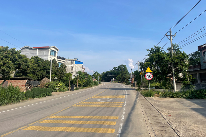 信鋪線長塘路口重新施劃路口交通組織標(biāo)線，增設(shè)路口限速標(biāo)志、道口樁、爆閃燈等道路安防設(shè)施。