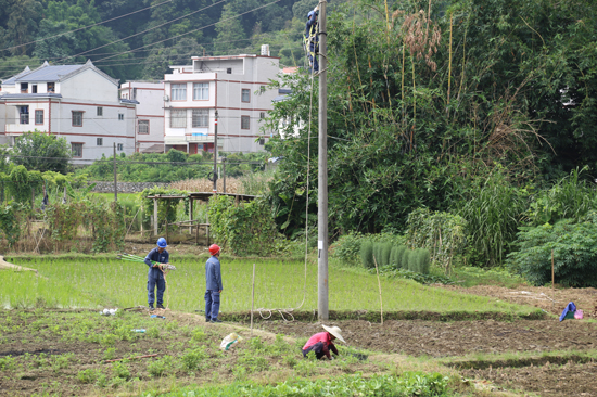 技術(shù)人員身著專業(yè)設(shè)備作業(yè)