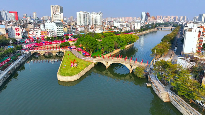 2025玉林“佼佼街”迎春花事在連心島舉辦，為市民游客帶來一場充滿活力、年味濃郁的文化盛宴。