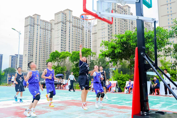 豐平小學(xué)球員盧詩婷突破對手防守，持球進(jìn)攻。基金希望小學(xué)籃球季組委會供圖