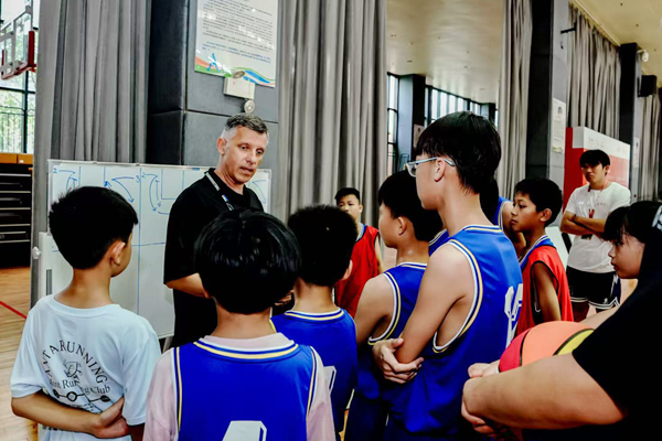 國際青訓(xùn)專家為豐平小學(xué)球員進(jìn)行籃球技術(shù)指導(dǎo)?；鹣ＭW(xué)籃球季組委會供圖