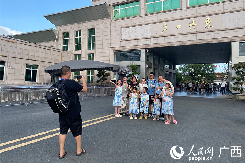 游客在東興口岸打卡拍照。人民網(wǎng) 馮肖慧攝