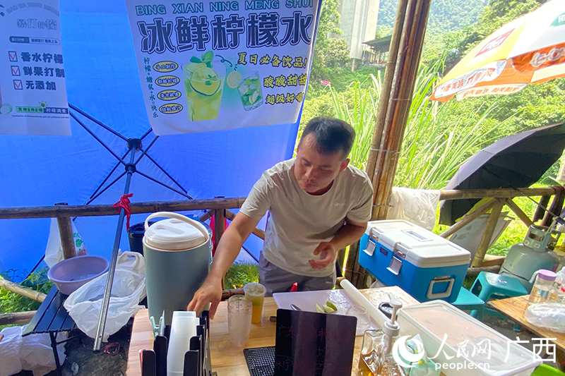 農(nóng)天敬在制作檸檬茶。人民網(wǎng) 馮肖慧攝