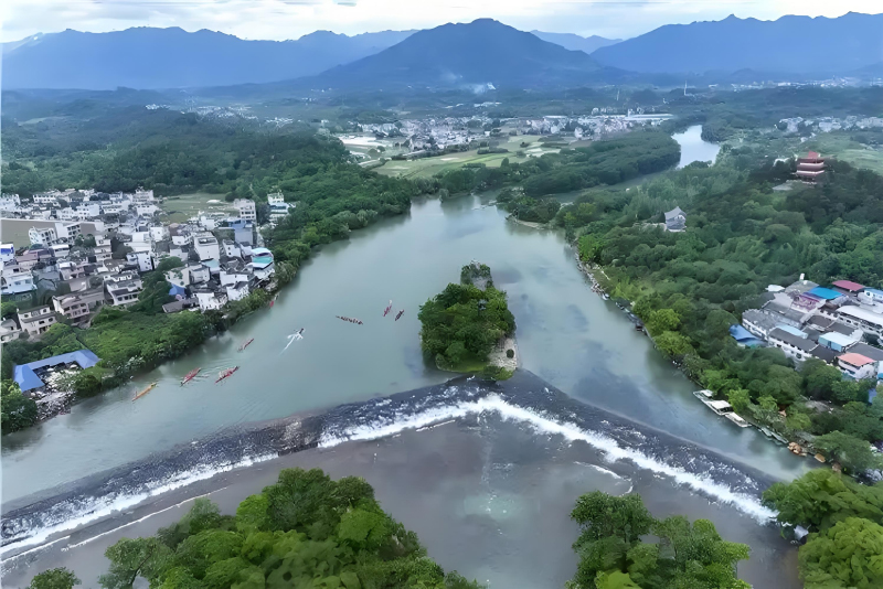 河水通過鏵嘴向兩側(cè)分流。中共桂林市委員會宣傳部供圖