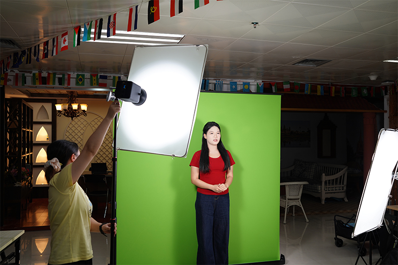 團(tuán)隊(duì)成員正在練習(xí)直播，備戰(zhàn)比賽。扶炫彤?dāng)z