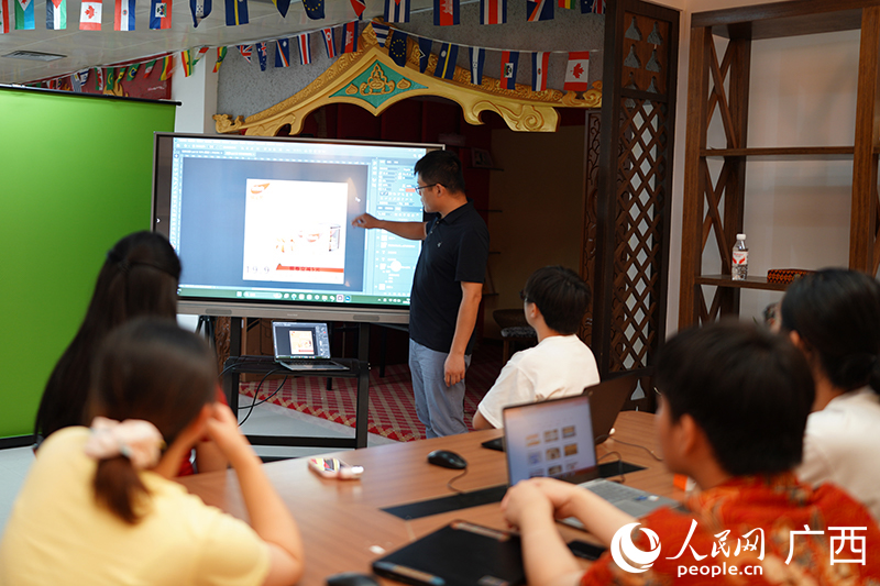 指導(dǎo)老師為參賽團(tuán)隊(duì)講解跨境電商知識(shí)。人民網(wǎng) 馮肖慧攝