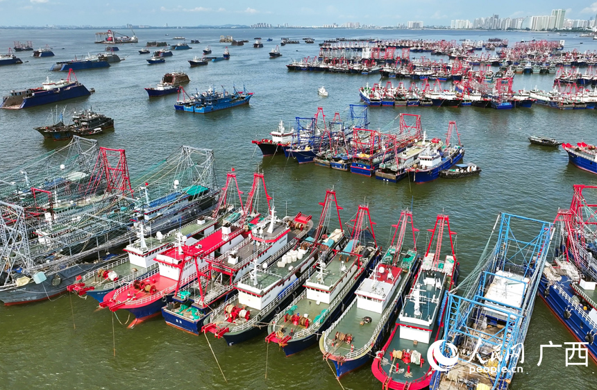 在北海地角漁港海域整裝待發(fā)的漁船