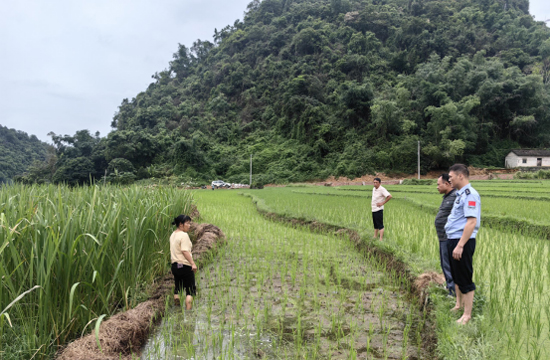 “泥腿子”民警在田間調(diào)解化糾紛