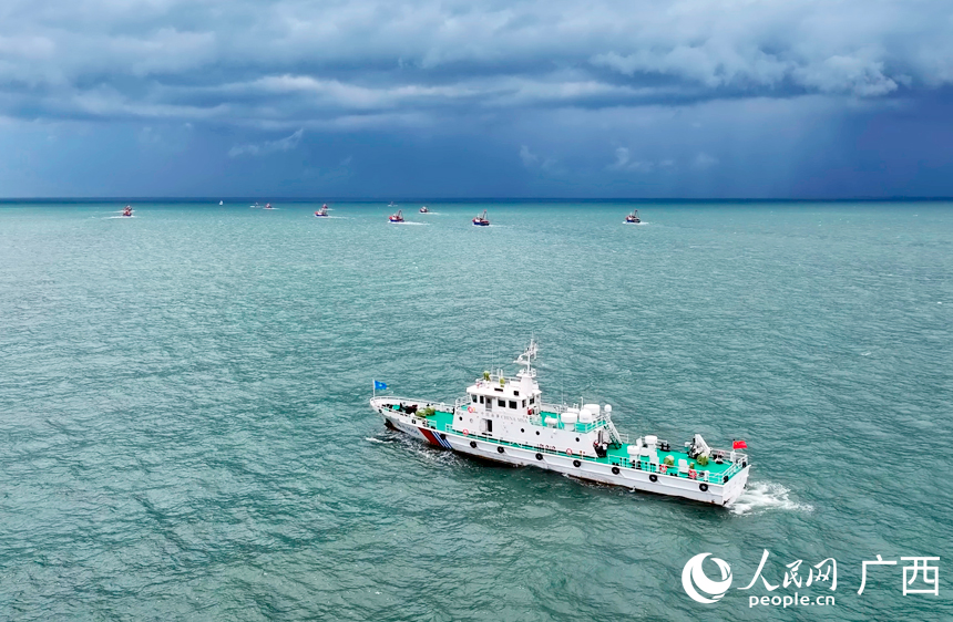 “海巡1006”船在防城港企沙港口外疏導(dǎo)通航秩序