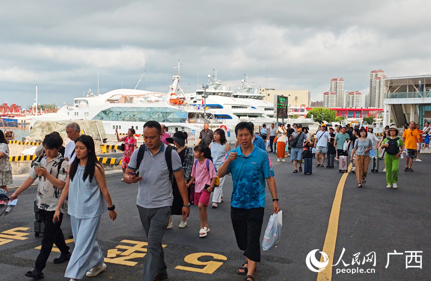 潿洲島游客返回北海港