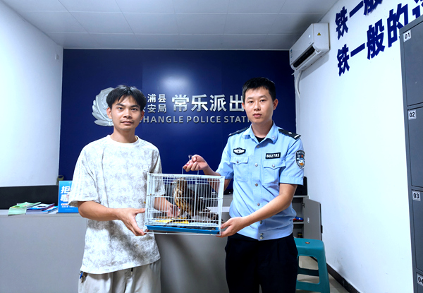 群眾將救助的國家二級保護動物鳳頭鷹移交給民警。劉林雯攝