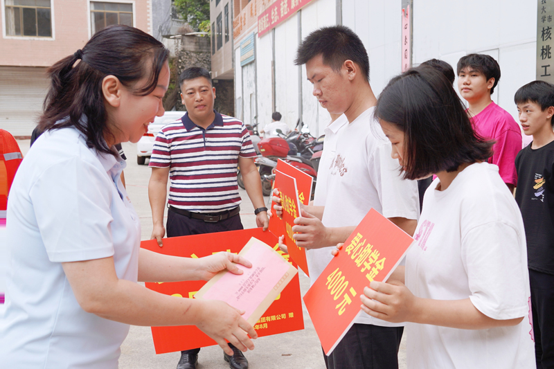 捐贈(zèng)儀式現(xiàn)場(chǎng)。李東洲攝